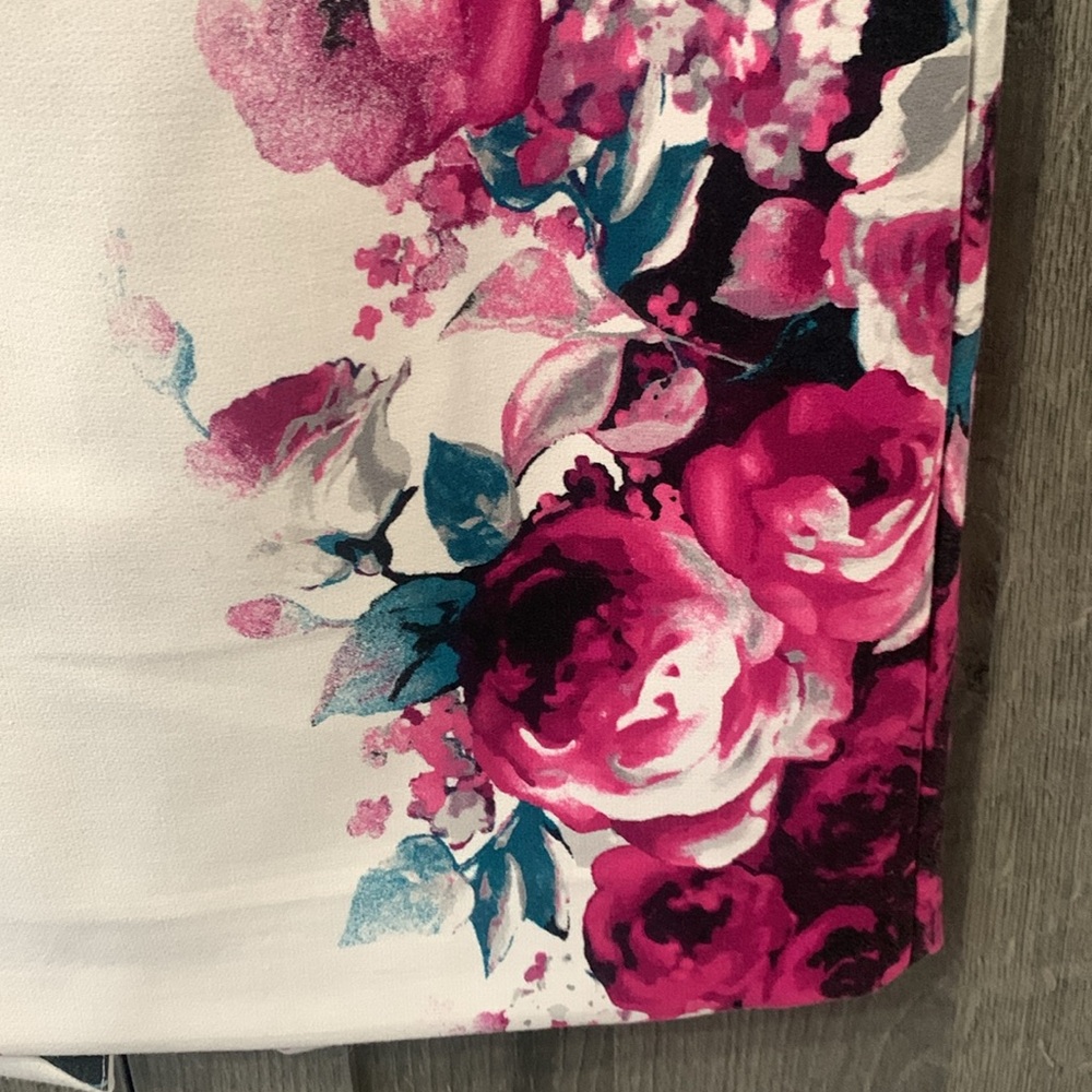 White House Black Market Magenta Rose & Blue Floral Pencil Skirt Woman's Size 00 - Picture 4 of 8